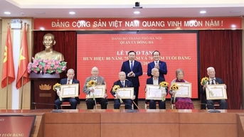 Chủ tịch HĐND TP Nguyễn Ngọc Tuấn trao Huy hiệu đảng tại quận Đống Đa
