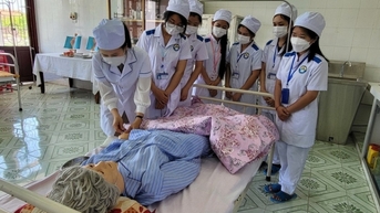 Việt Nam - Điểm đến chắp cánh ước mơ ngành Y cho sinh viên Lào