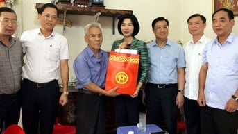 Lãnh đạo HĐND TP thăm, tặng quà gia đình chính sách huyện Mỹ Đức, Ứng Hòa