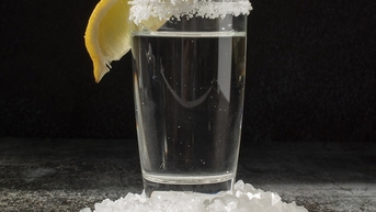 តើការផឹកទឹកអំបិលជារៀងរាល់ថ្ងៃល្អសម្រាប់អ្នកដែលមានជំងឺតម្រងនោម និងសម្ពាធឈាមខ្ពស់ដែរឬទេ?