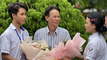 Thầy hiệu trưởng về hưu, ngàn học trò nhớ: 'Muốn được yêu mến, mình phải trải lòng với học trò'