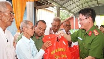 Khám bệnh, phát thuốc và quà cho người dân tỉnh Kandal, Campuchia