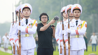 하노이 라디오는 바딘 광장 주변에 마이크 36개를 설치해 국기 게양식을 녹화했습니다.