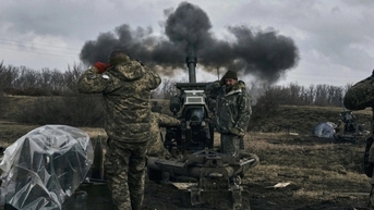Ukraine tung "cú đấm thép" ở Kursk; Nga không kích xuyên đêm vào Kiev