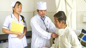 ការវះកាត់យកដុំពកធំដ៏កម្រដែលបង្ហាប់បំពង់ខ្យល់ចេញ