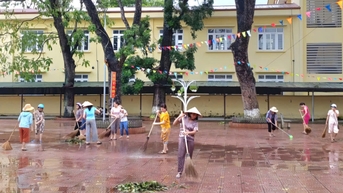 các trường học khẩn trương vệ sinh môi trường khi nước rút
