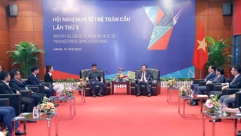 ប្រធានរដ្ឋសភា លោក Vuong Dinh Hue បានជួបជាមួយយុវជនឆ្នើមវៀតណាម ដែលកំពុងចូលរួមសន្និសីទសកលនៃសមាជិកសភាវ័យក្មេង