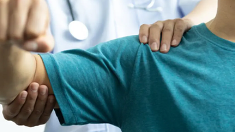 Nguyên nhân và cách điều trị đau khớp vai