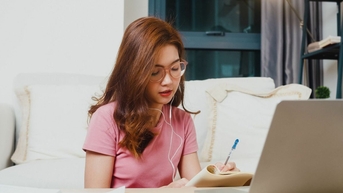 Tai nghe thành 'ổ vi khuẩn' khi lâu ngày không vệ sinh