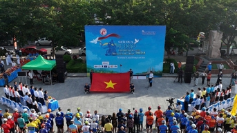 Khai mạc giải đua xe đạp "Điểm đến hòa bình" tại Quảng Trị