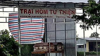 Mang hòm vào công trình xây dựng trái phép rồi treo bảng làm từ thiện
