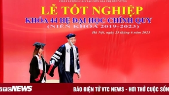 Xúc động khoảnh khắc thầy hiệu trưởng dắt tay nữ sinh bại não ra sân khấu nhận bằng tốt nghiệp