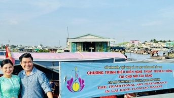 Theo chân Lê Duy, Hồng Thủy đưa "đờn ca tài tử" đến chợ nổi Cái Răng