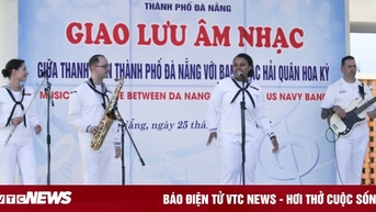 Ban nhạc hải quân Mỹ 'cháy hết mình' với thanh niên Đà Nẵng