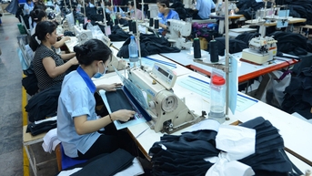 Công ty may không đơn hàng suốt 2 năm, cổ phiếu lao dốc thảm lại đón ‘tin dữ’