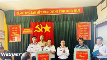 Những món quà thiết thực từ đất liền gửi tặng quân, dân đảo Trường Sa