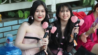 Khán giả đội mưa vào sân, giao thông ùn tắc