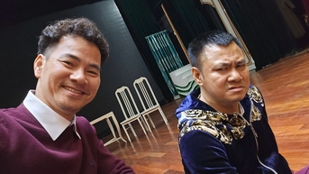 인민예술가 쉬안박이 투롱과 함께 연습하는 사진을 게시해 "도권" 팬들 사이에서 화제를 모았다.