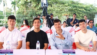 Duy Mạnh đấu giá áo từ thiện giải cựu học sinh THPT Hà Nội