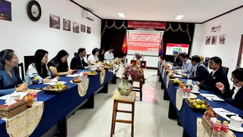 Đoàn công tác Học viện Báo chí và Tuyên truyền thăm và làm việc tại báo Pasaxon (báo Nhân dân) và Báo Vientiane Times
