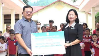 Nhà xuất bản Giáo dục VN tặng sách cho học sinh Lào Cai bị ảnh hưởng bão Yagi