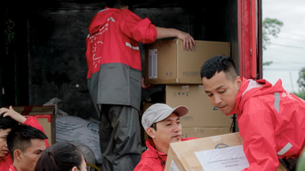 Viettel hỗ trợ người dân và khách hàng vùng lũ 100 tỷ đồng