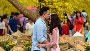 Khi tặng hoa, quà trong ngày 8-3 là nghĩa vụ