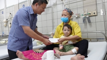 Cục Bảo trợ xã hội thăm hỏi các bệnh nhi trong vụ cháy chung cư mini