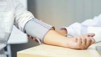 WHO chỉ ra 2 dấu hiệu cảnh báo huyết áp rất cao xuất hiện trên mặt