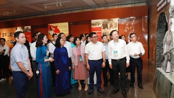 Bí thư Thành ủy thăm triển lãm về thành tựu kinh tế, xã hội của Thủ đô