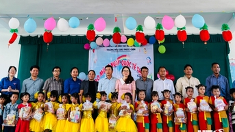 ផ្តល់អំណោយចំនួន ៤០០ ដល់កុមារនៅសាលាមត្តេយ្យ Phuoc Chien