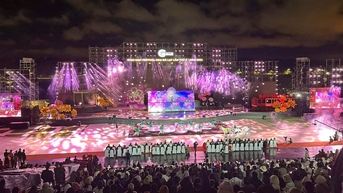 달랏 학생들은 꽃 축제 개막일에 오후를 쉬었습니다.