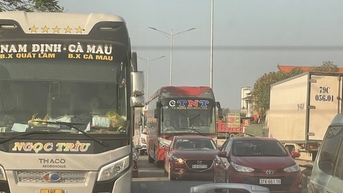 Ùn tắc khu vực cầu Gianh, đi 5 km mất hơn 1 giờ đồng hồ