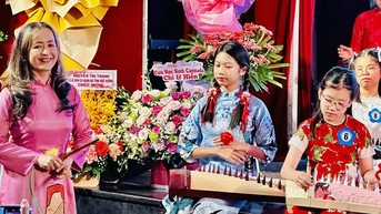 공로예술가 응우옌 티 하이 푸옹 박사가 제4회 '나는 거문고를 사랑한다' 시상식에서 감동을 받았습니다.