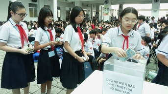 Học sinh ủng hộ đồng bào miền Bắc: Một đồng cũng quý