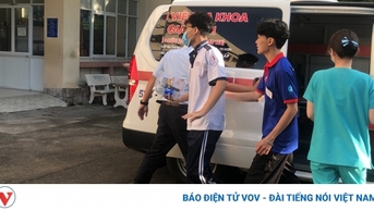 Nam sinh ở TP.HCM đi thi tốt nghiệp THPT bằng xe cấp cứu
