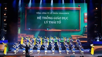 កម្រងរូបភាពខួប២០ឆ្នាំចម្រុះពណ៌ លី ថៃ ដល់ប្រព័ន្ធអប់រំ