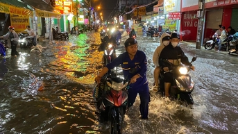 TP.HCM mưa lớn từ chiều đến tối, nhiều tuyến đường ngập nặng