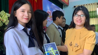 Thầy cô làm "chuyện lạ" dịp 20/11 khiến nhiều học sinh xúc động