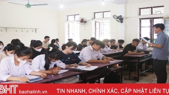 សិស្សសាលាខេត្ត Ha Tinh ប្រញាប់ប្រញាល់ពិនិត្យមើលការប្រឡងសញ្ញាបត្រមធ្យមសិក្សាទុតិយភូមិ