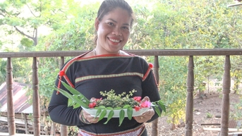 Một món ăn dân dã làm từ rau dại, quả dại hái quanh nhà, chị gái người Gia Rai khiến thực khách mê hoặc
