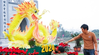 Thợ thức 3 đêm "không được phép sai sót" tạo con rồng xốp đẹp mê ly