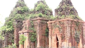 Chiêm ngưỡng bộ ba tháp Champa hơn ngàn năm tuổi tại Quảng Nam