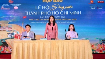 Lần đầu tiên tổ chức show diễn đại thực cảnh trên sông Sài Gòn