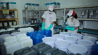 산업통상부는 화학산업 발전 전략을 적극적으로 시행하고 있습니다.