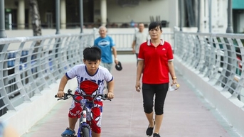 Người dân thích thú trải nghiệm cầu đi bộ qua kênh đẹp nhất TPHCM