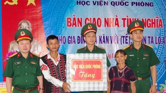 Bàn giao nhà tình nghĩa cho gia đình khó khăn tại A Lưới