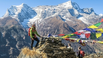 Nepal ra tay với vấn đề vệ sinh của người leo núi Everest