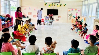 Hơn 2.300 học sinh ở một huyện phải nghỉ học do đau mắt đỏ