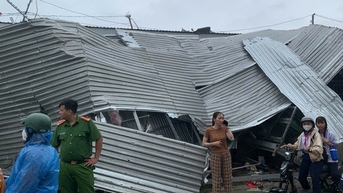 Lốc xoáy làm tốc mái 64 căn nhà ở Sóc Trăng